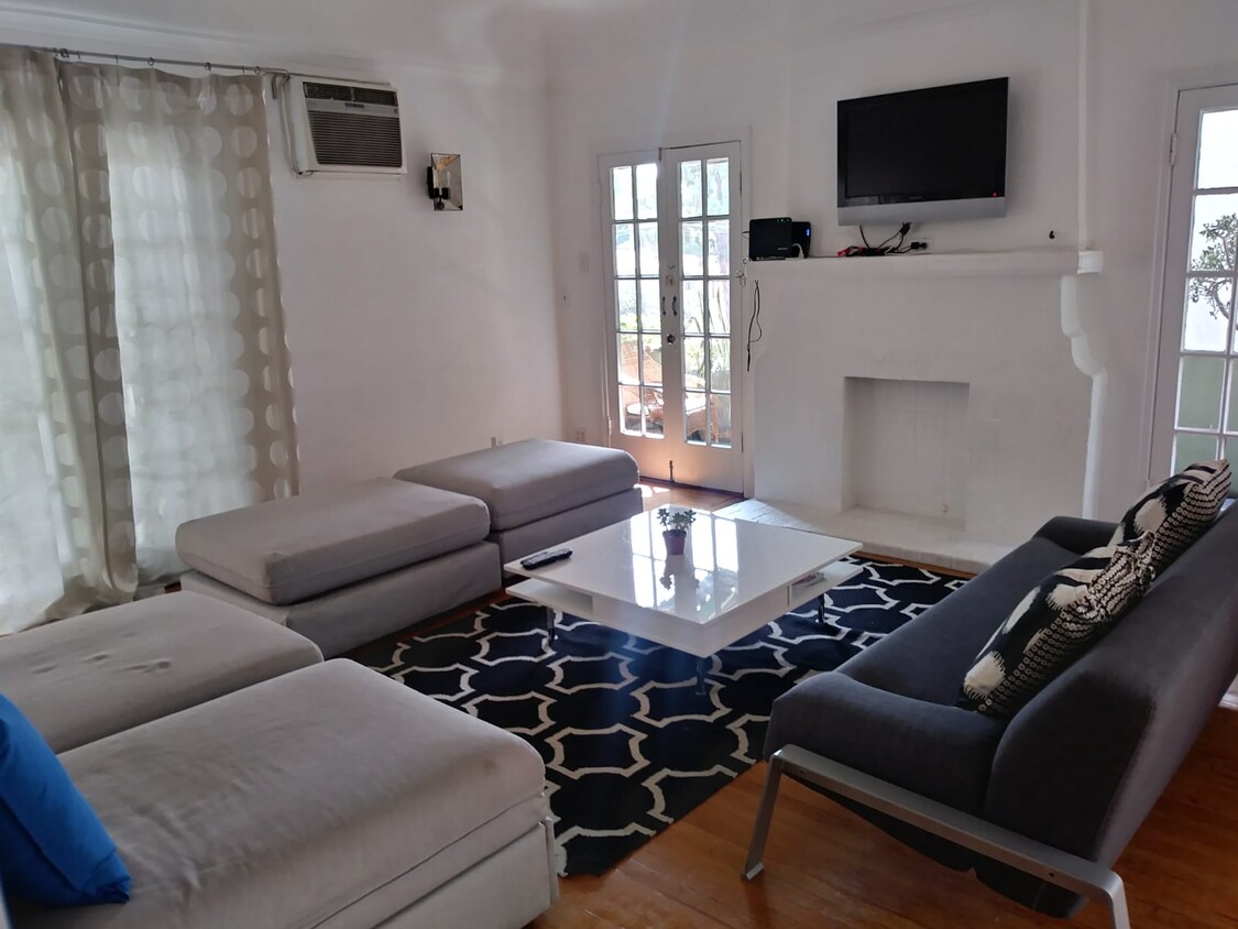 Living - 411 N Norton Ave