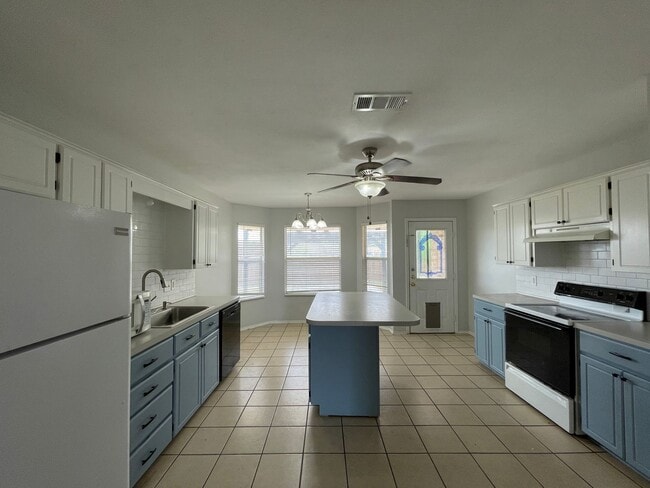 Building Photo - Viewable March 15th!  Pets Accepted!