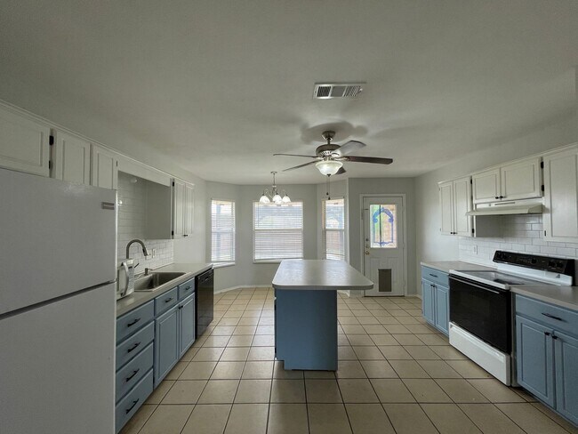 Foto del edificio - Viewable March 15th!  Pets Accepted!