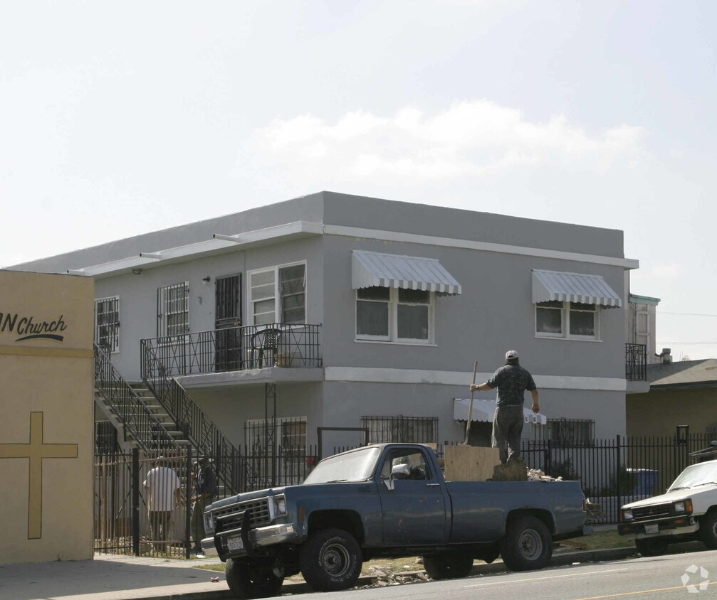 Building Photo - 9508 S Western Ave