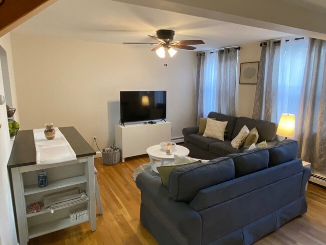 Building Photo - South Boston 2bed / 1bath with laundry in unit.