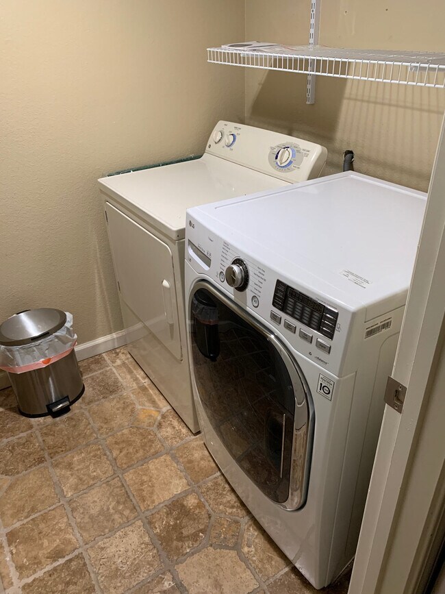 Building Photo - 245 Reflections Dr