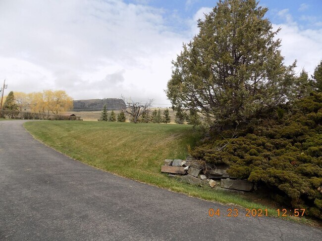 Foto del edificio - Lake Front Property with Orchard--Desired lease October 1st, 2026 thru May 31st 2027 (some flexib...