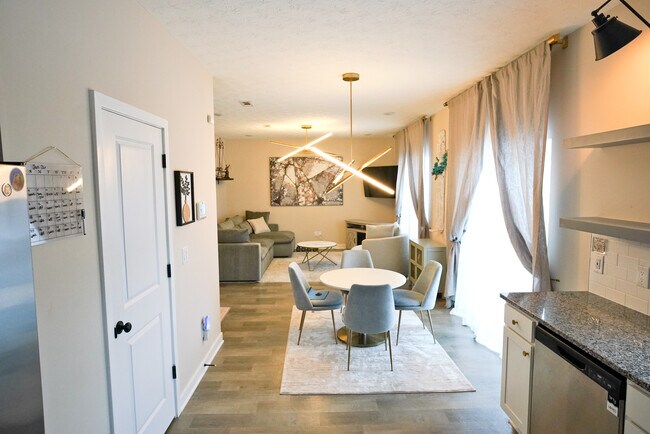 Planta abierta, cocina a sala familiar. - 512 Auld Farm Cir