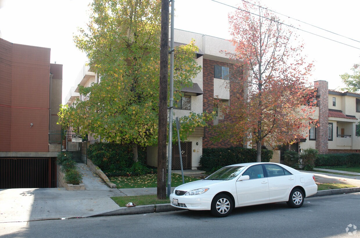 Primary Photo - 1000 E Maple St