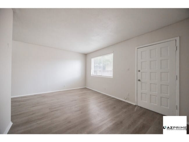 Building Photo - FIRST MONTH FREE RENT MOVE IN SPECIAL!  Discover Urban Sophistication in this Charming 2/1 Mesa 4-pl