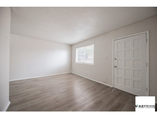 Foto del edificio - FIRST MONTH FREE RENT MOVE IN SPECIAL!  Discover Urban Sophistication in this Charming 2/1 Mesa 4-pl