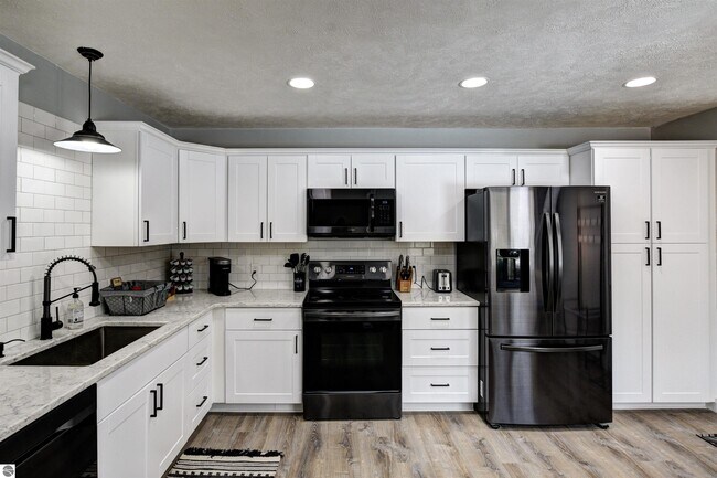 Building Photo - 9994 Edgewood Ave