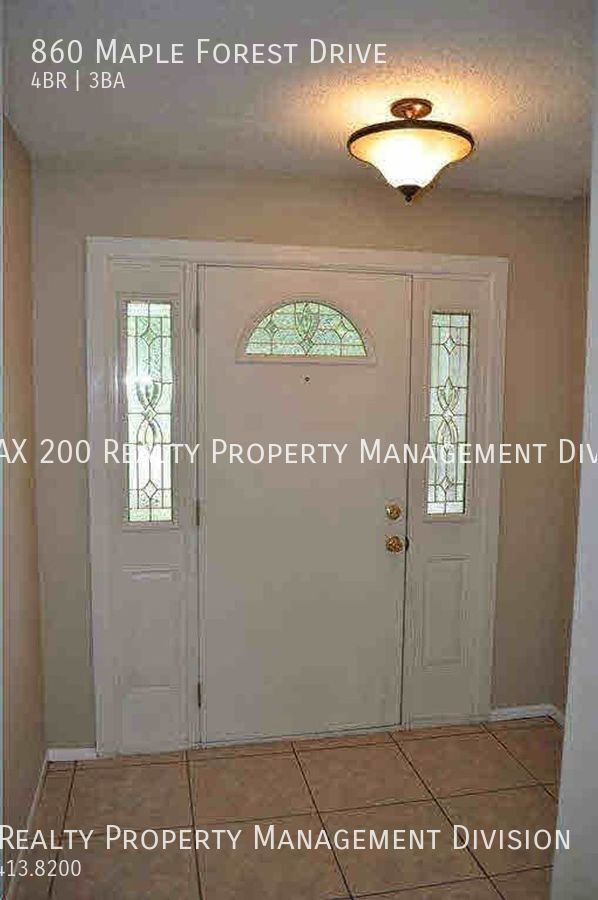 Building Photo - Location, location, location! Beautiful 4/...