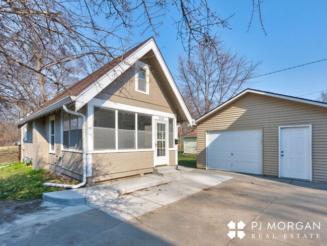 Building Photo - 2122-24