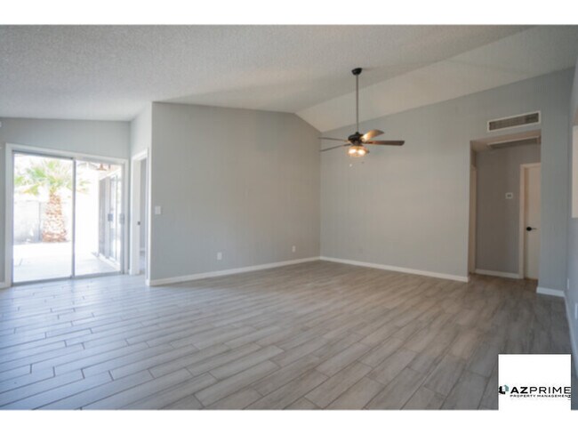 Foto del edificio - A Rare Treasure in Radiant Peoria, This En...