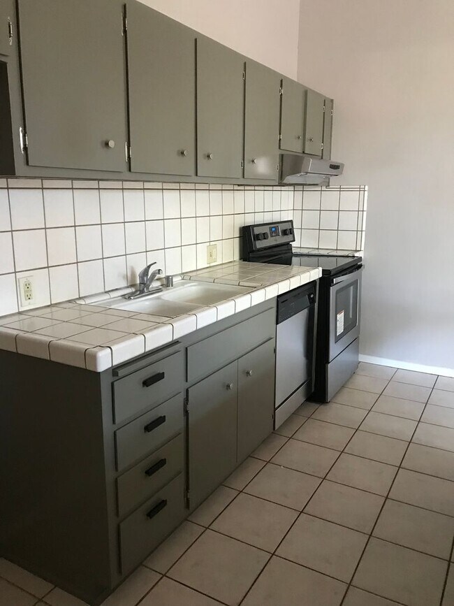 Building Photo - Lovely 3 bedroom 2 bath home