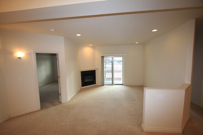 Building Photo - Top Floor 2 Bedroom Condo!