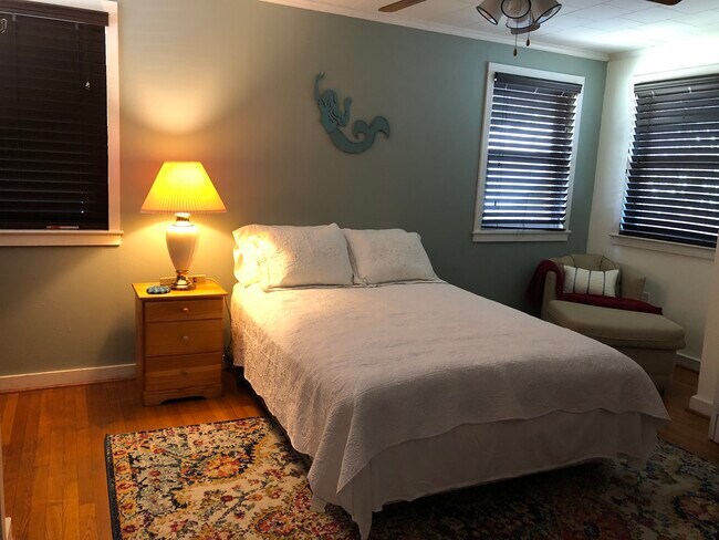 Dormitorio -- Ahora cuenta con cama KING Tempurpedic - 1718 E Lee St