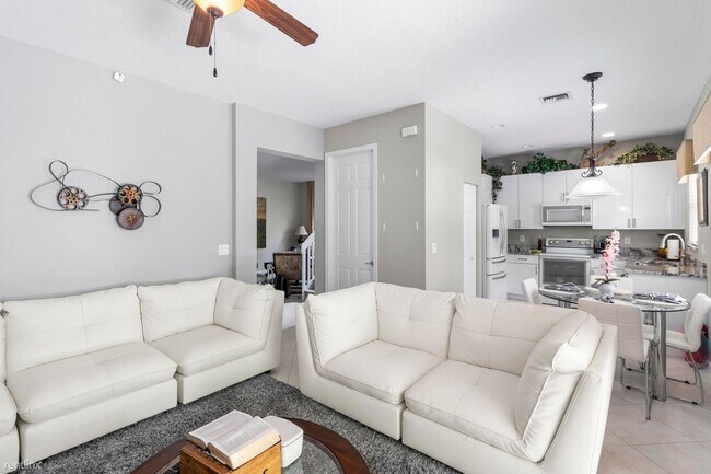 Building Photo - 3 br, 2.5 bath House - 10435 Yarrow Dr