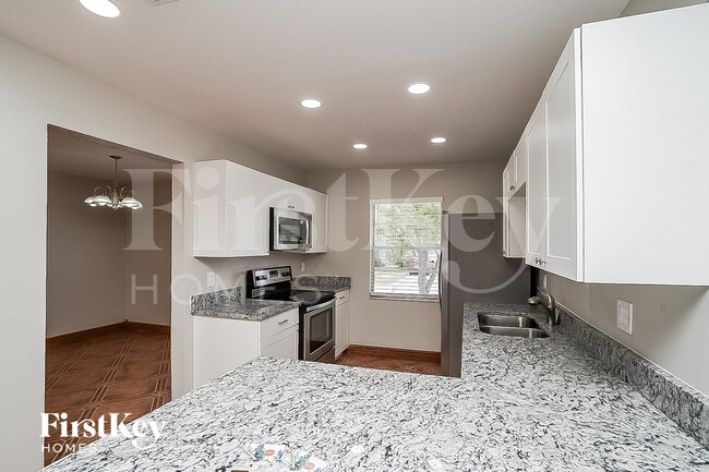 Building Photo - 818 Black Knight Dr