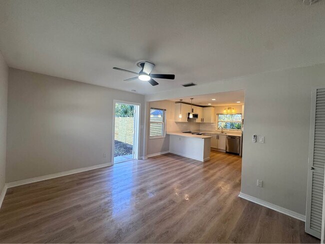 Foto del edificio - 5547 Kingswood Dr