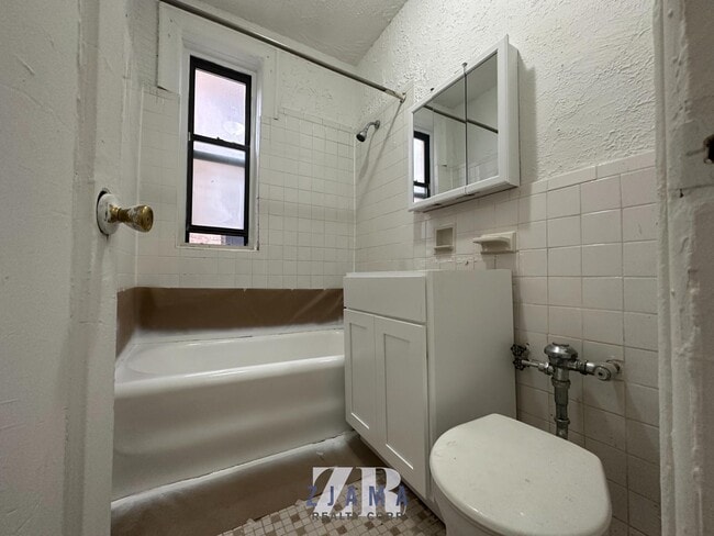 Building Photo - 160 Fenimore St
