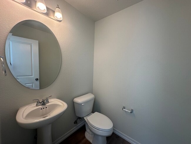 Building Photo - Modern 3-Bed, 3-Bath Home in District 20!!