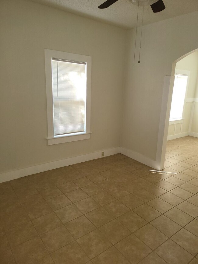 Foto del edificio - 2BR/1BA House for $1950 Rent and $1950 Deposit