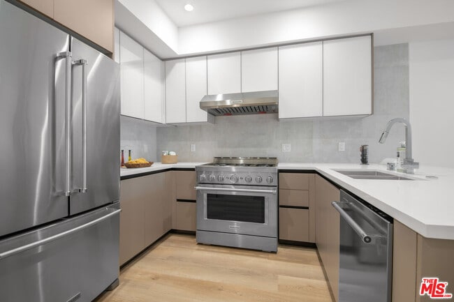 Foto del edificio - 8326 Blackburn Ave