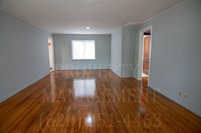 Building Photo - Charming 3-Bed 1-Bath Home