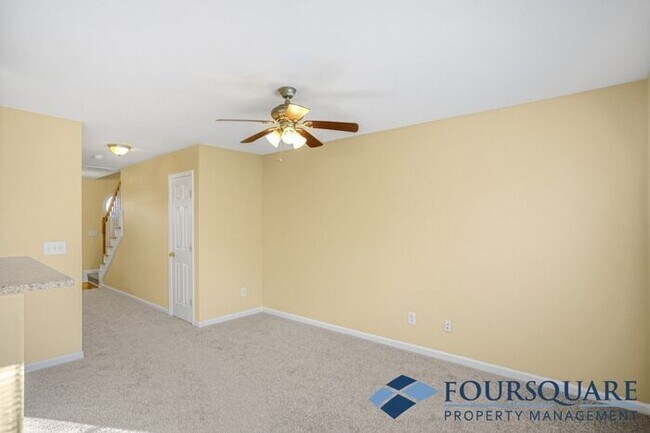 Foto del edificio - Charming 3-Bedroom Townhome with First-Floor Suite & Off-Street Parking – Near Capital Blvd & I-440