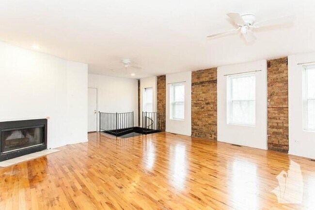 Foto del edificio - 2057 W Dickens Ave