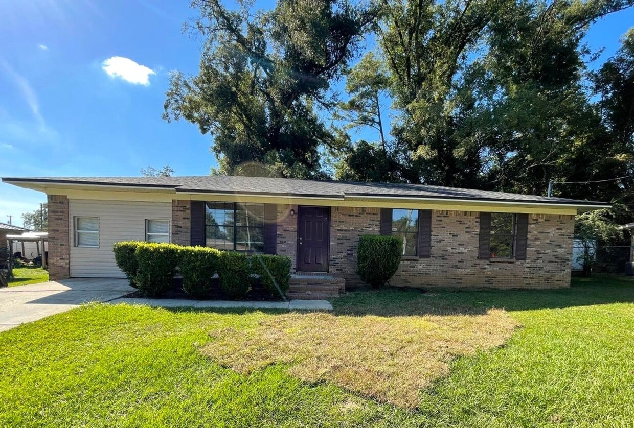 Foto principal - Spacious 3/1 Brick Home in a Low-Traffic c...