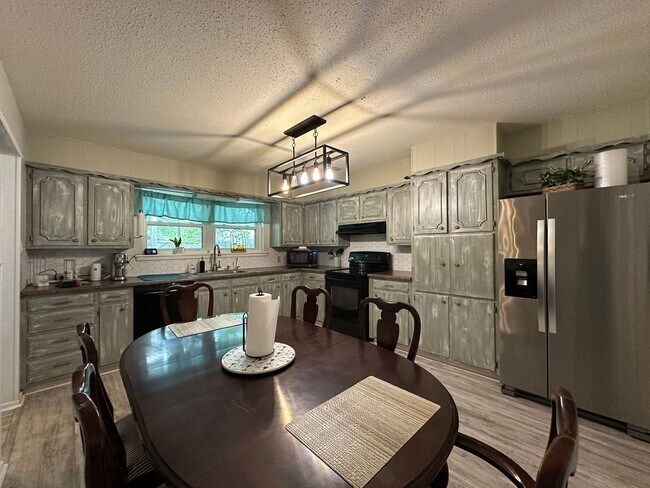 Foto del edificio - 3Bed/2Bath Available 5/16!