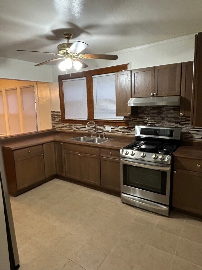 Cocina - 8128 S Marshfield Ave