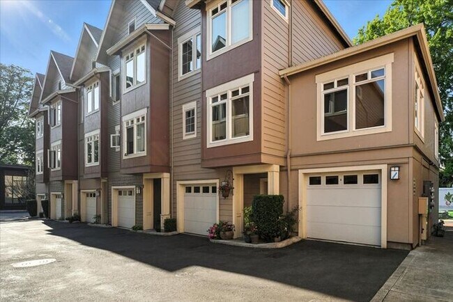 Foto del edificio - Versatile Townhome: Perfect for Live/Work ...