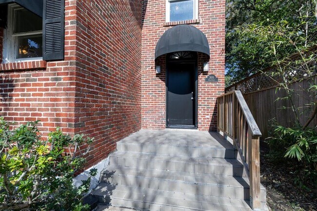 Building Photo - 305 Stratford St