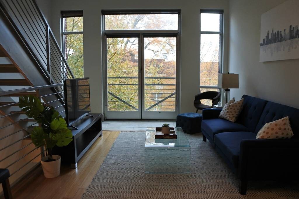 Floor to ceiling windows - 2133 Southend Dr