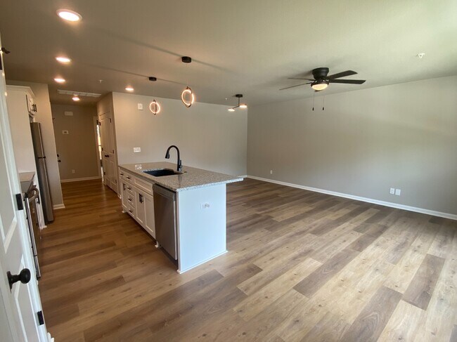 Foto del edificio - 207 E 3rd St