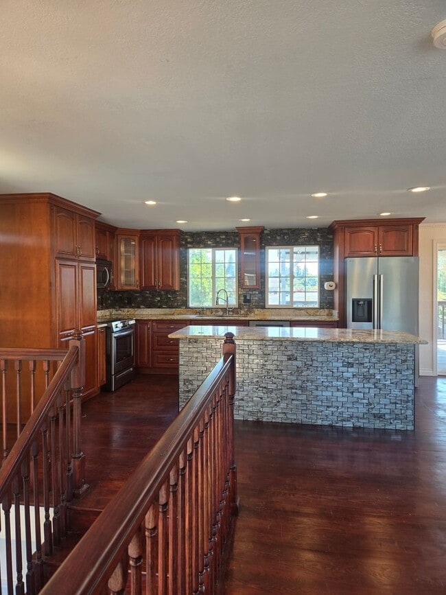 Building Photo - Kent community 3 bedroom 1.5 bath upstairs...