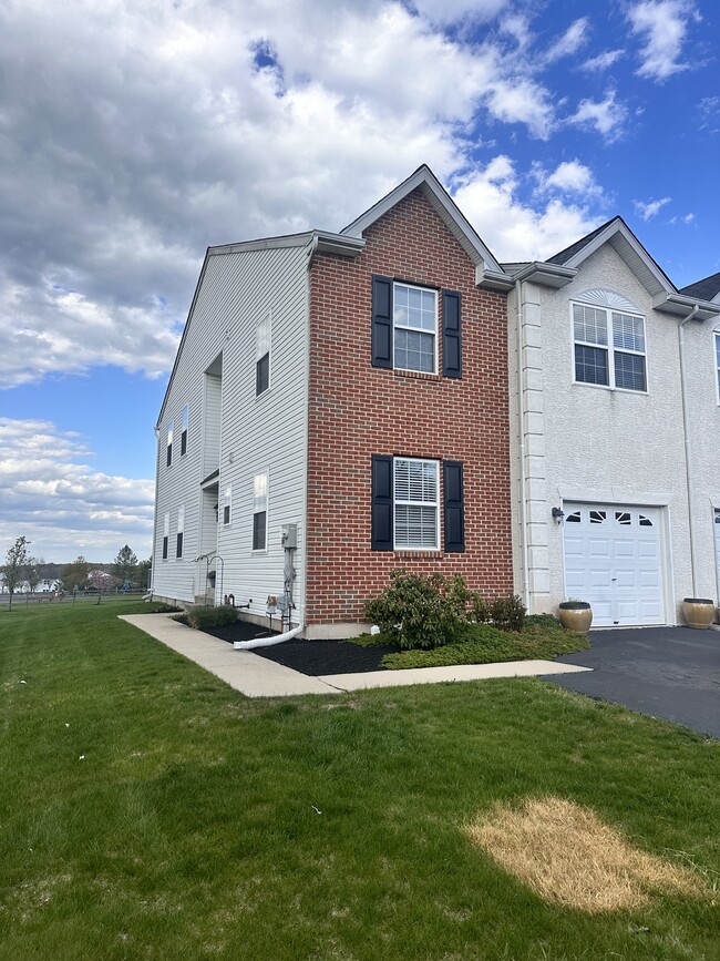 Foto del edificio - 221 Hampshire Dr