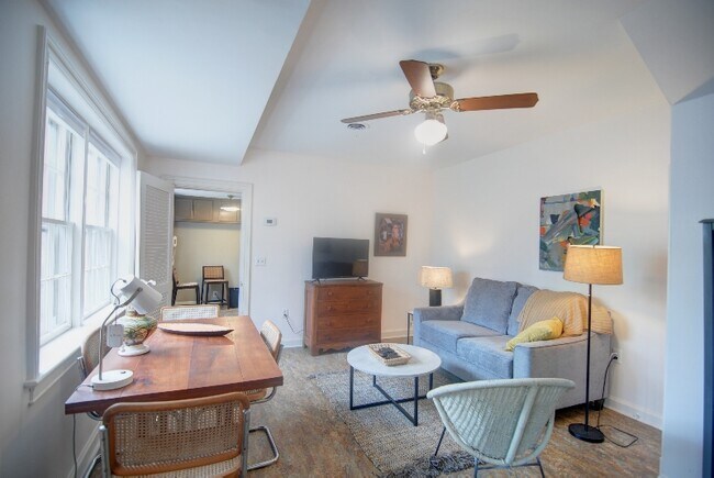 Sala de estar en el primer piso - 1715 Yorktown Dr