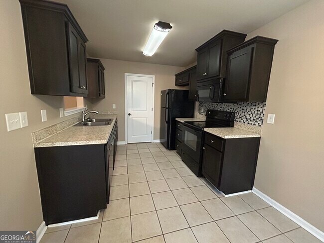 Foto del edificio - 150 Cypress Ct