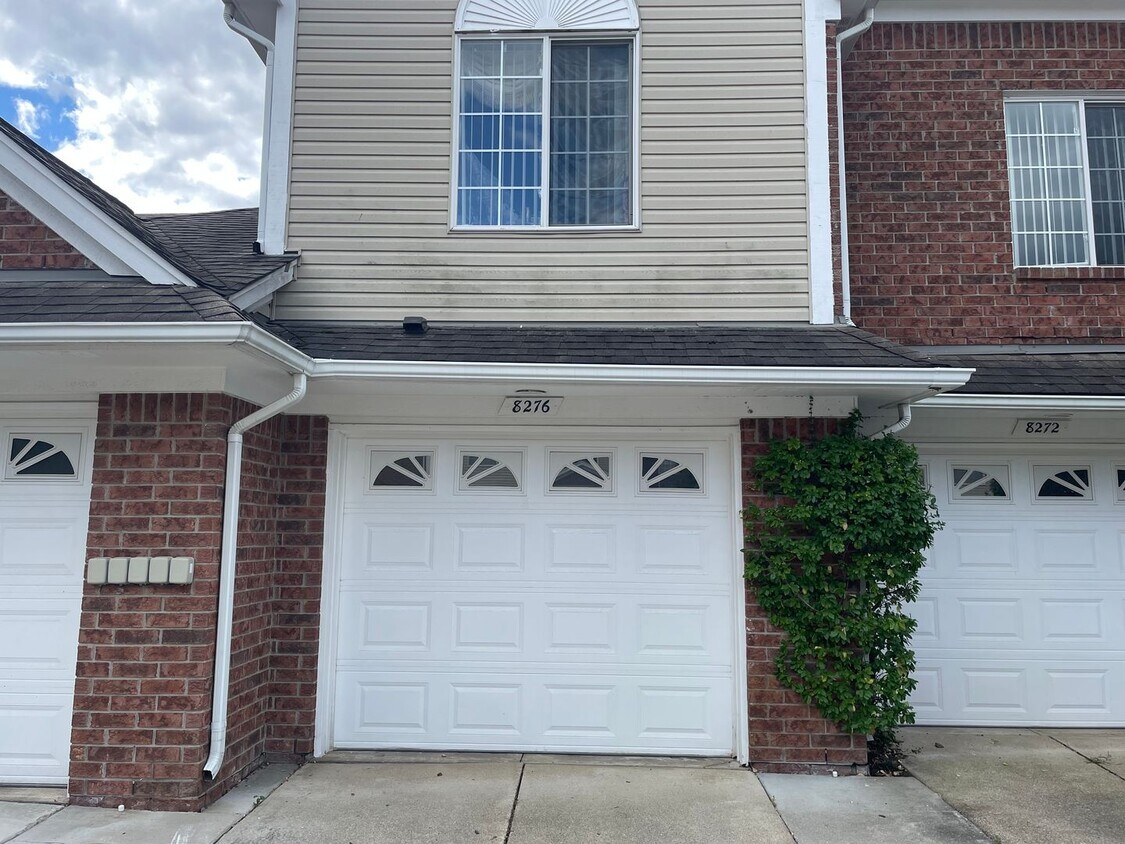 Primary Photo - Shelby Twp 2-bedroom, 2-bath condo-style w...