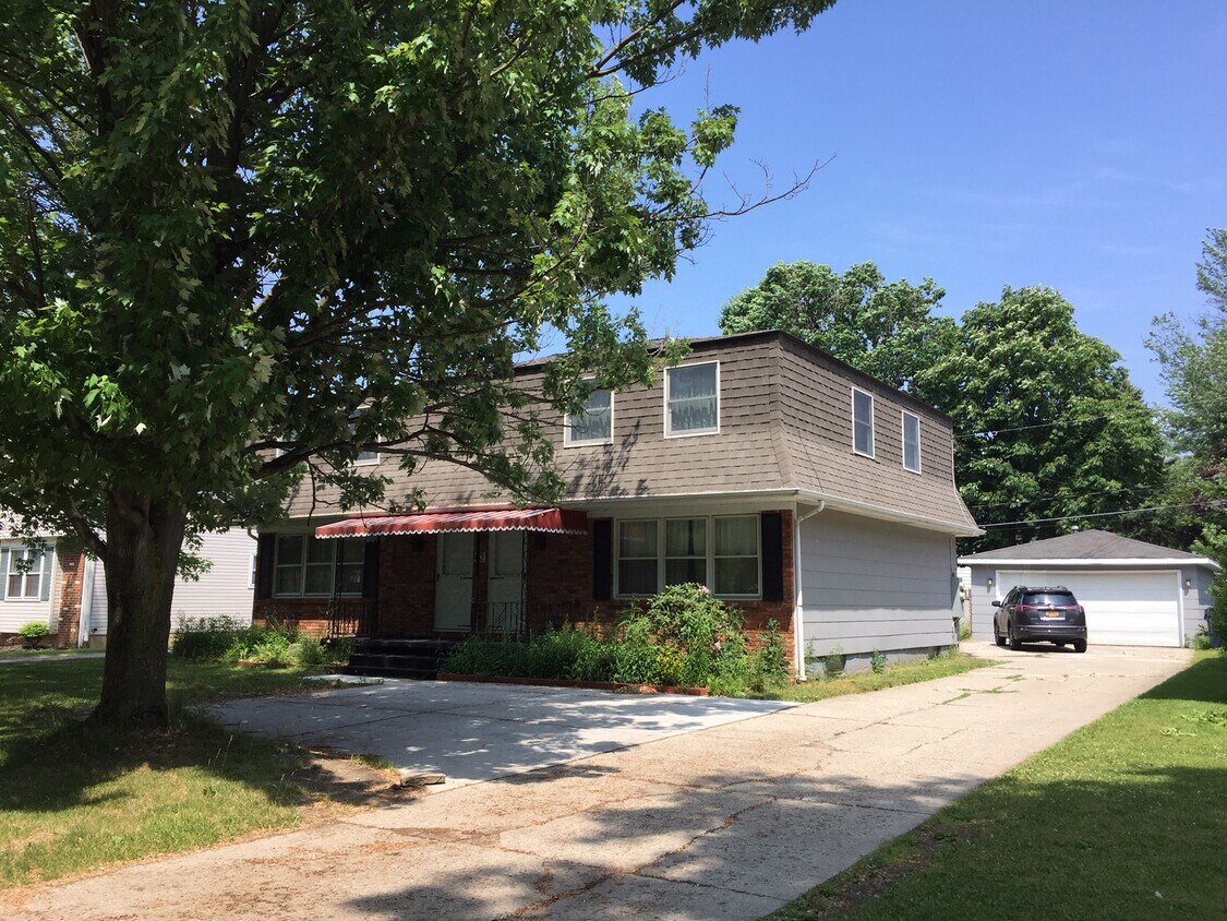 Primary Photo - 160 Fairgreen Dr