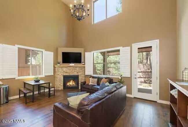 Foto del edificio - Elegant Presidio in the Pines Home! 5 Bed, 2.5 Bath + 2 Car Gar. & A/C! Students & Small Pets OK!...