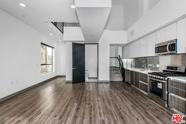 Building Photo - 644 Normandie Ave