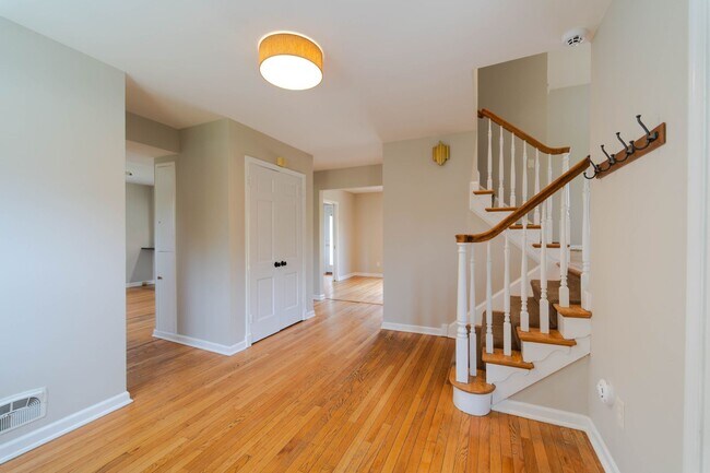 Foto del edificio - Spacious Split-Level with In-Law Suite & B...