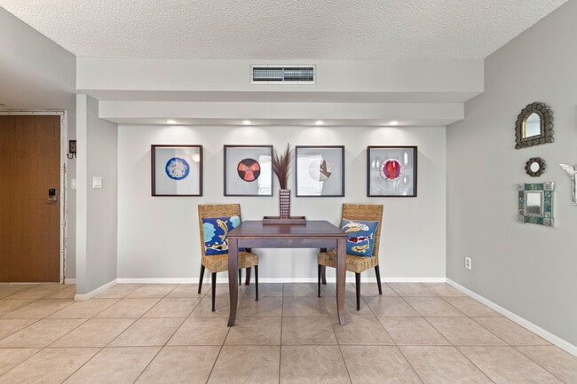Dining area - 1111 N Gulfstream Ave
