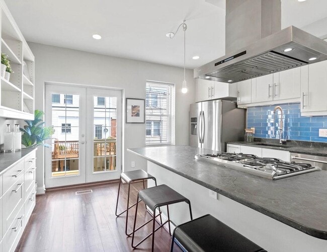 Building Photo - Elegant H Street Corridor townhouse minutes from downtown