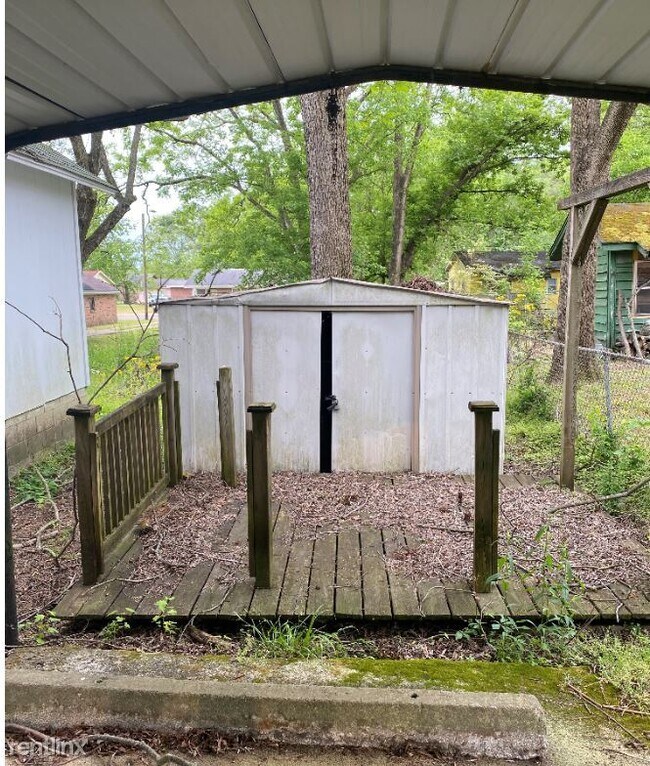 Building Photo - 2 br, 1 bath House - 516 Cemetery St