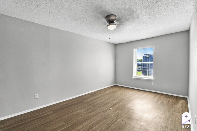 Building Photo - 11810 Algonquin Dr