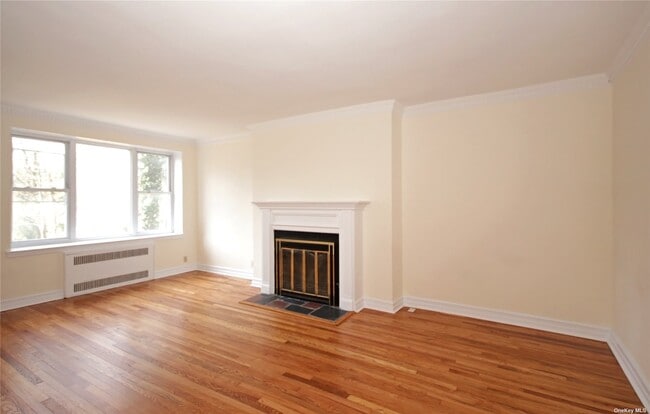 Building Photo - 160 S Middle Neck Rd