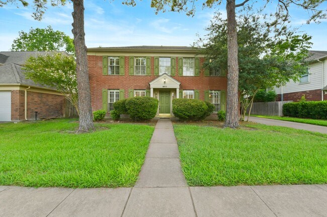 Foto del edificio - Freshly Painted Beauty with Spacious Outdo...